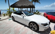 Белый BMW 6 series с мягкой крышей в райском уголке